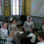 Re-enactors in een oud huis